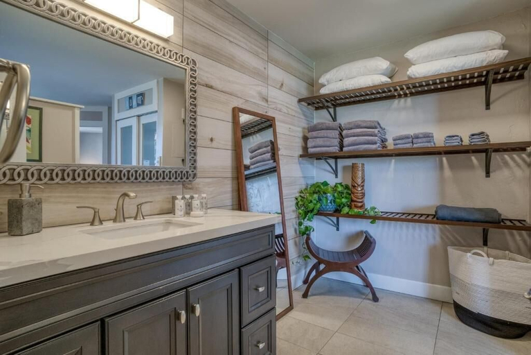 Bathroom 3, Tranquil Oceanfront Vistas, Maui