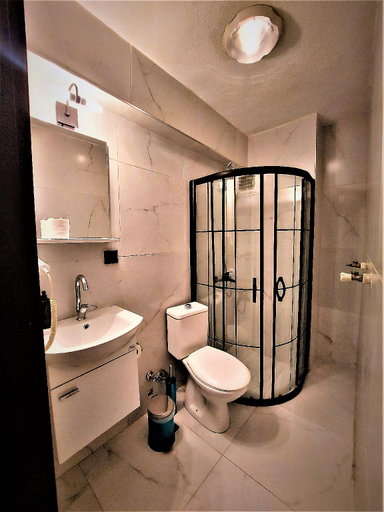 Bathroom 3, Mates Istiklal, Beyoğlu