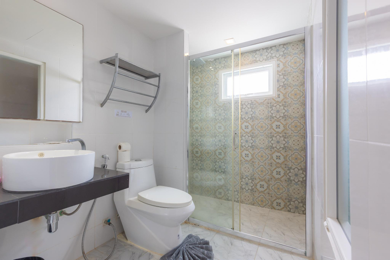 Bathroom 4, Patong Buri Resort, Pulau Phuket