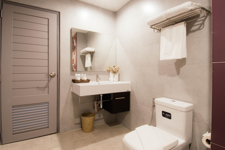 Bathroom 3, The Pat Hotel, Pattaya