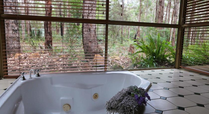 Bedroom 3, Beedelup House Cottages, Manjimup