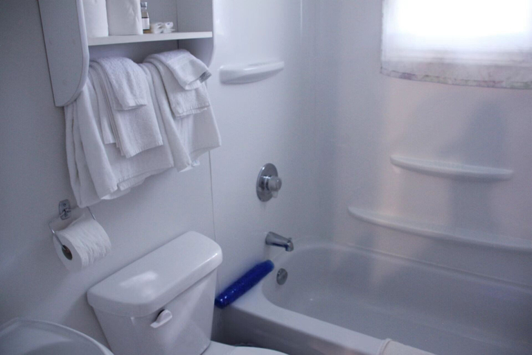Bathroom 4, Rustico Acres Cottages, Queens