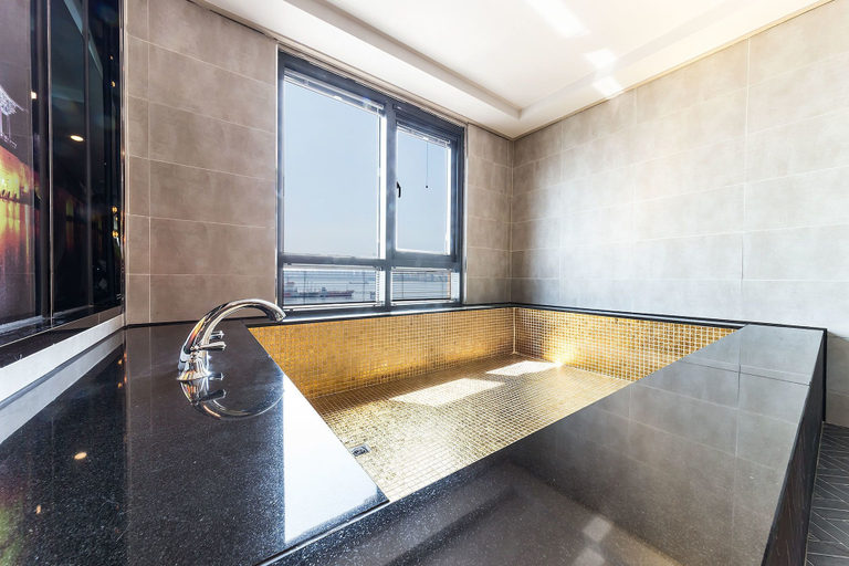 Bathroom 4, Full Moon Hotel, Jung