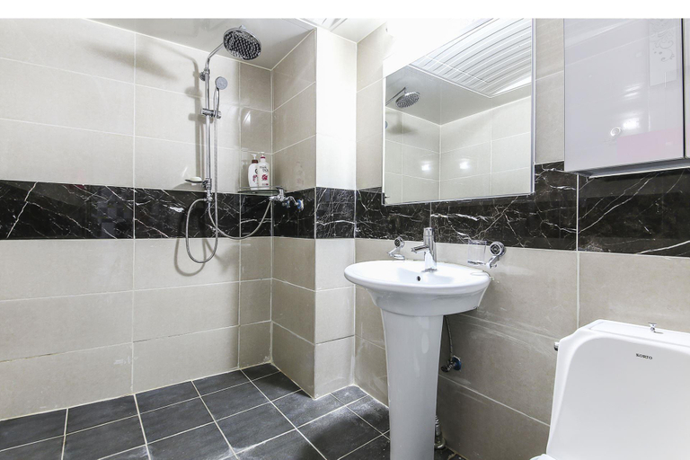 Bathroom, Dubai Motel, Dong