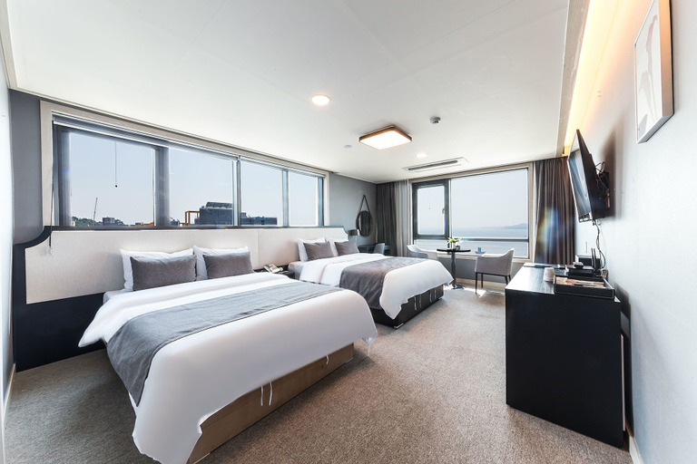Bedroom 5, Full Moon Hotel, Jung