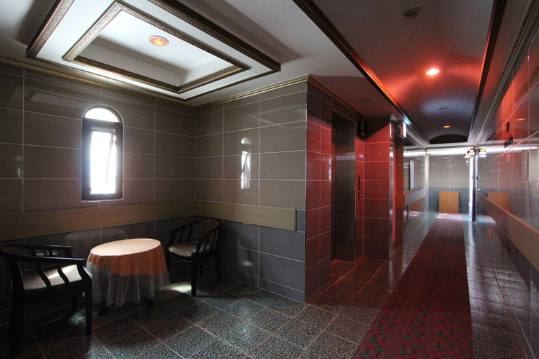 Bathroom, LOL Motel, Dong