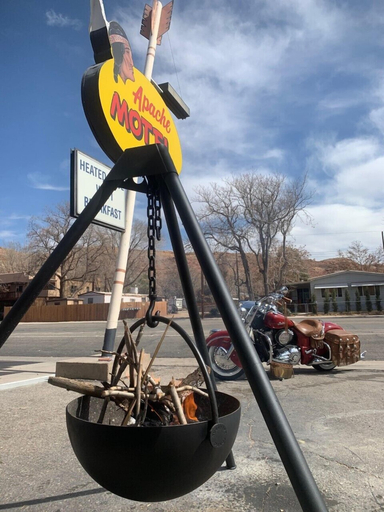 Others 5, Apache Motel, Grand