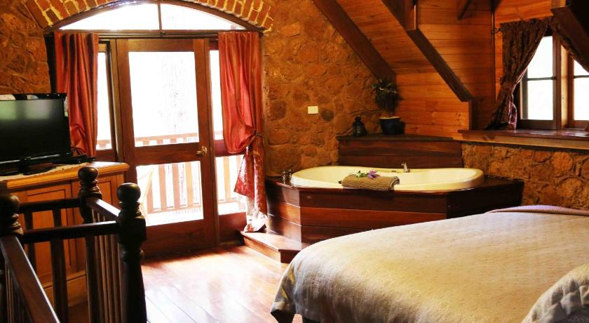 Bedroom 2, Beedelup House Cottages, Manjimup