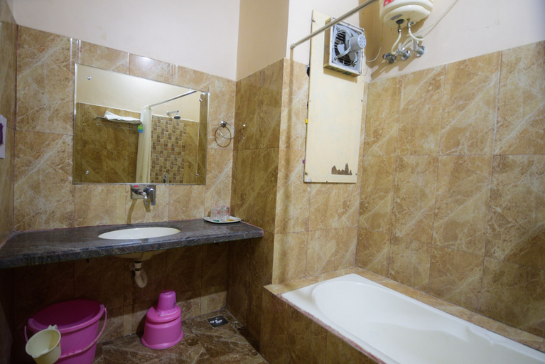 Bathroom 3, Hotel Vishnu Villas, Rewa