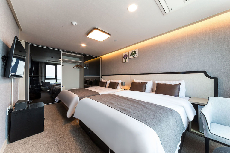 Bedroom 3, Full Moon Hotel, Jung