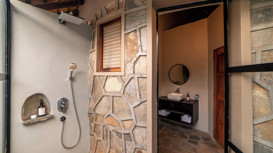 Bathroom 3, Sambiya River Lodge, Kibanda