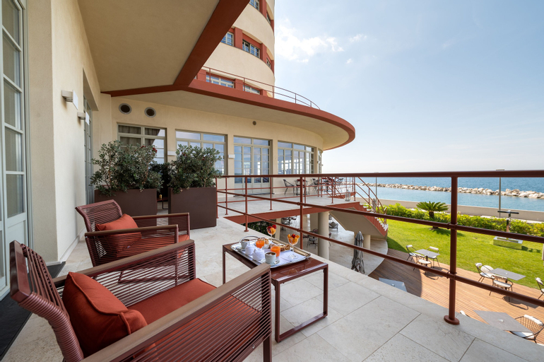 Exterior & Views 4