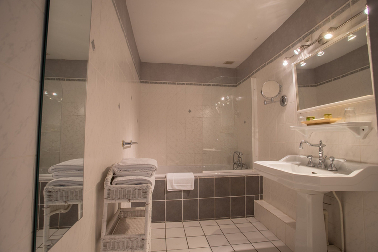 Bathroom 4, Hôtellerie du Château de Floure & Spa, Aude