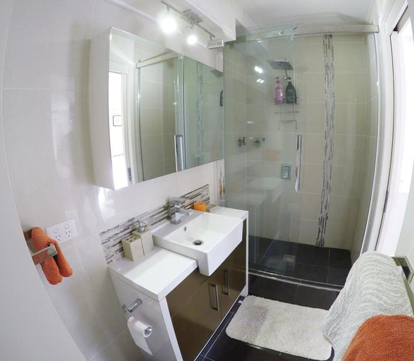 Bathroom 4, Erika's Oceanview Holiday Apartments, Gold Coast