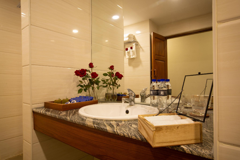 Bathroom 4, Royal Nyaung Shwe Hotel, Taunggye