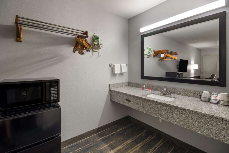 Bathroom 5, Econo Lodge Martin, Weakley