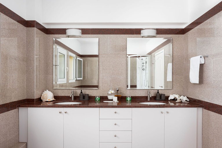 Bathroom 3, Eretria Luxurious Seafront Villa, Central Greece