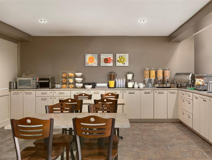 Food & Drinks 5, Travelodge Suites by Wyndham Moncton, Westmorland