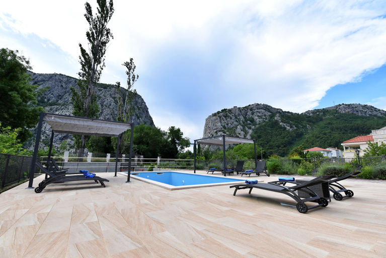 Sport & Beauty, Villa Sophia with private swimmingpool, Omiš