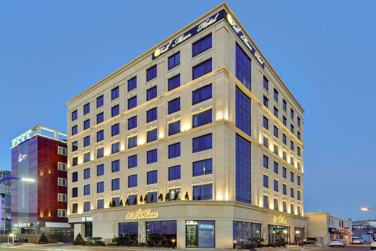 Exterior & Views 2, Full Moon Hotel, Jung