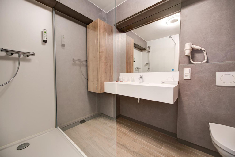 Bathroom 5, Hotel du Commerce, Clervaux