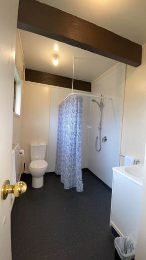 Bathroom 4, Cambridge TOP 10 Holiday Park, Waipa