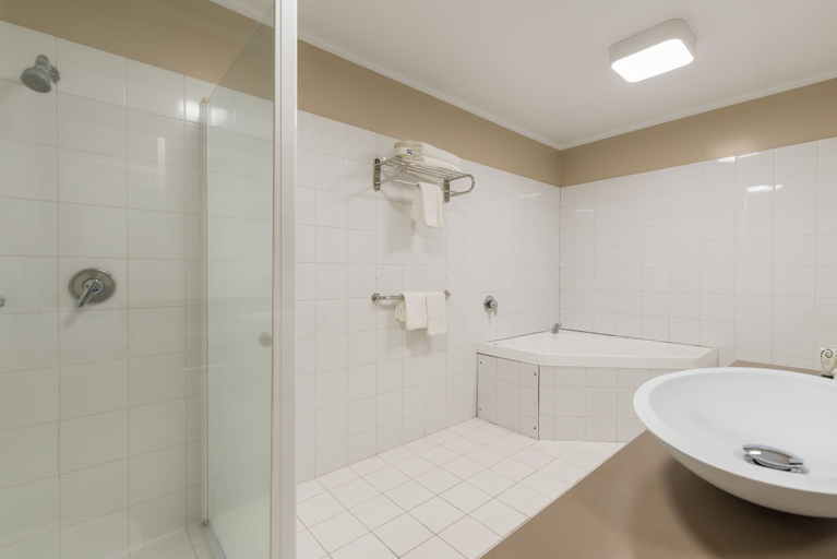 Bathroom 4, Distinction Hamilton Hotel & Conference Centre, Hamilton