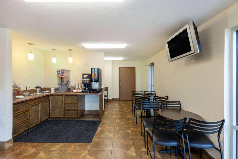 Food & Drinks 5, Super 8 by Wyndham Seguin, Guadalupe