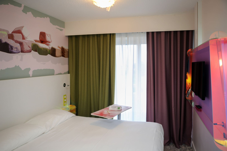 Bedroom 3, ibis Styles Fréjus Saint Raphaël, Var