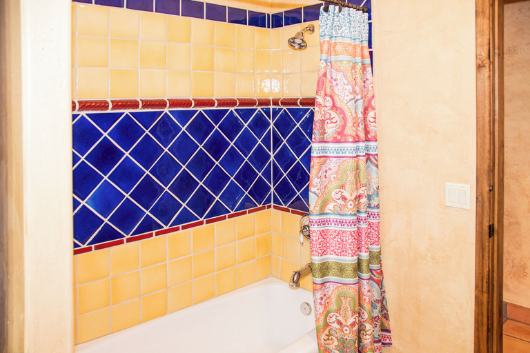 Bathroom 5, Martinique, Mohave