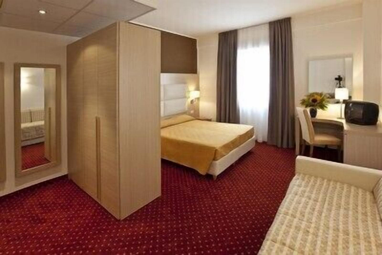Bedroom 4, Hotel Regina, Bolzano