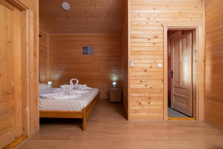 Bedroom 3, Sunny Garden