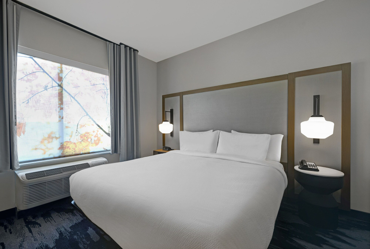 Bedroom 3, Fairfield Inn & Suites by Marriott Milwaukee Brookfield, Waukesha