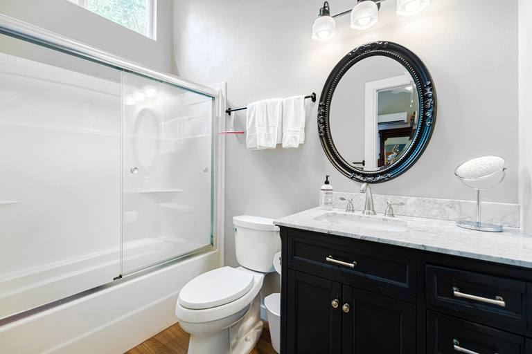 Bathroom 4, Duo Vista, Travis