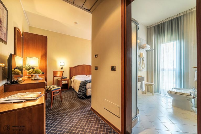 Bedroom 3, Garden Hotel, Terni