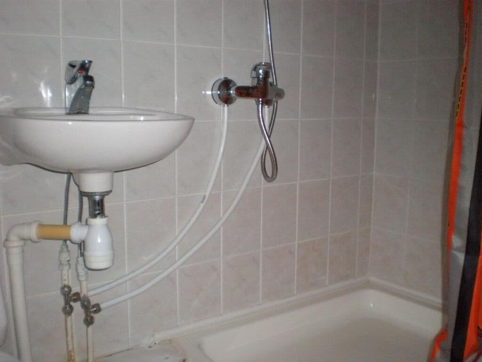 Bathroom 5, Hotel Getliin, Saku