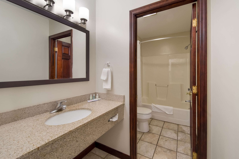 Bathroom 4, Quality Inn Great Barrington, Berkshire