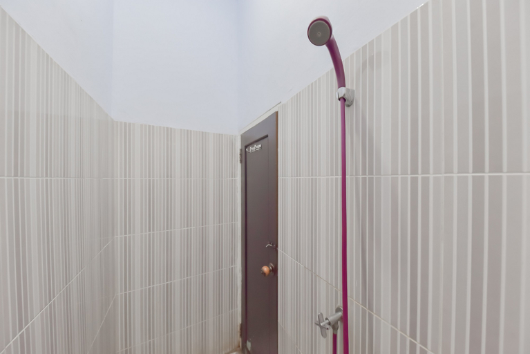 Bathroom 2, RedDoorz Syariah near Ramayana Mall Tarakan, Tarakan