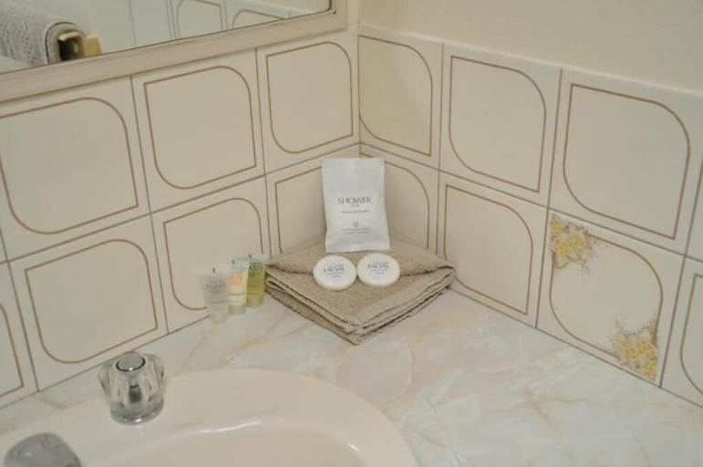 Bathroom 4, Yambil Inn Motel, Griffith