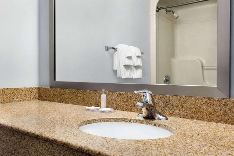 Bathroom 4, Travelodge by Wyndham Timmins, Cochrane
