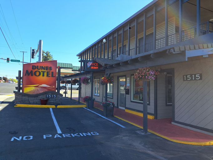 Exterior & Views 2, Dunes Motel, Deschutes