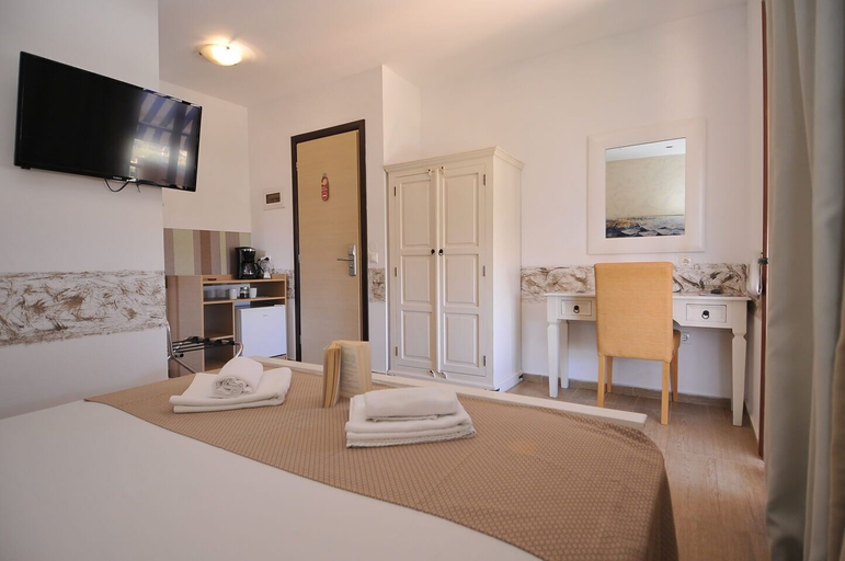 Bedroom 2, Georgia's Garden by Omilos Hotels, Crete