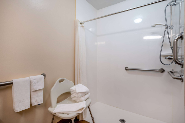 Bathroom 4, Super 8 by Wyndham Columbus West, Franklin