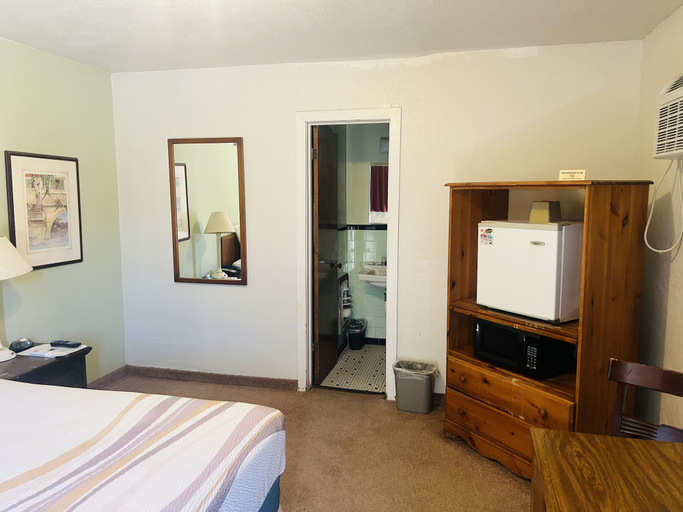 Bedroom 5, Budget INN, Runnels
