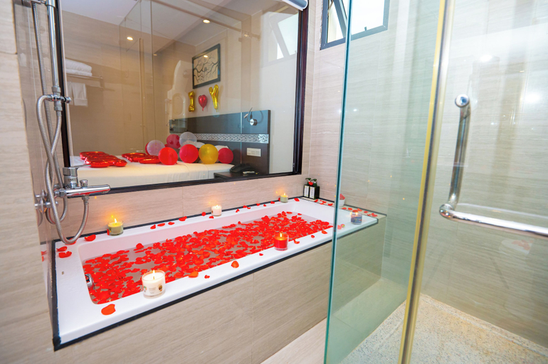Bathroom 5, Sea Garden Hotel, Da Nang