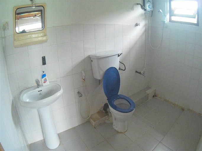 Bathroom 4, The Pallet House, Dehiwala-Mount Lavinia
