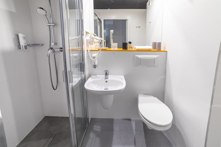 Bathroom 4, Hotel Victoria, Lublin City