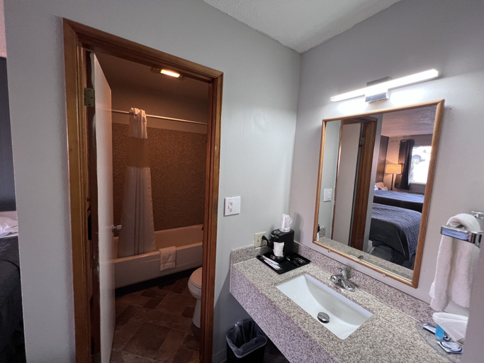 Bathroom 5, BIGGS NU-VU MOTEL, Sherman