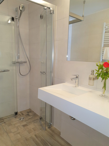 Bathroom 5, R&R Hotel Strandallee, Vorpommern-Rügen