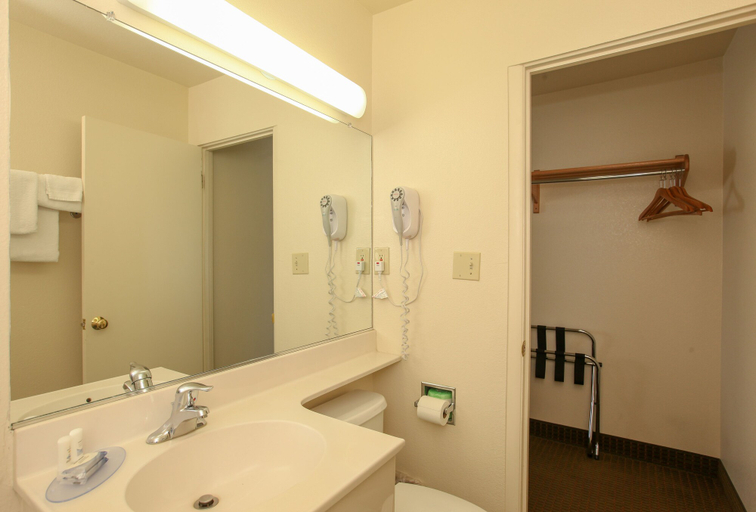Bathroom 4, Highland Country Inn, Coconino